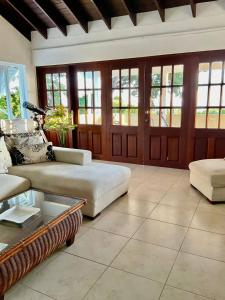 Una sala de estar con dos sofás y una mesa. en Harbor View - 5bd By ZenBreak, en Saint Michael