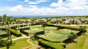 una vista aerea di due campi da tennis in una villa di Sugar Breeze B106 - by ZenBreak a Saint James