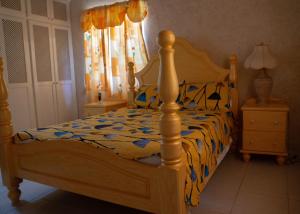 una camera con letto e struttura in legno di Marzalea - by ZenBreak a Saint James Altre 25 foto