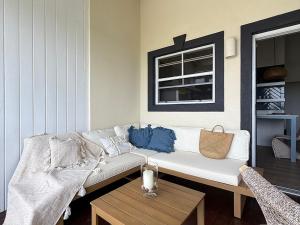 un soggiorno con un divano bianco e un tavolo di Lantana Sea La Vie - by ZenBreak a Saint James