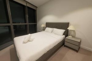 En eller flere senge i et værelse på Sky Harbour Outlook – Level 29 + 16 billeder