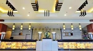 Un vestíbulo de un hotel con un mostrador y escaleras. en Excemon Yuyao Hemudu Hotel, en Yuyao