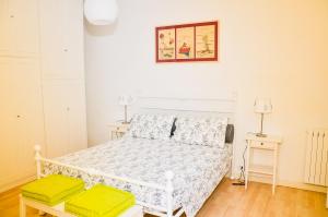 1 dormitorio con cama blanca con cojines amarillos en CoreHome, en Albano Laziale