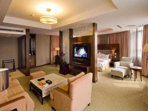 TV a/nebo společenská místnost v ubytování Qingdao Royal Garden Hotel