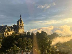 un castello in cima a una collina con alberi di TGlobal Quynh Hoa Tam Dao a Tam Ðảo