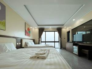 una camera d'albergo con due letti e una televisione di TGlobal Quynh Hoa Tam Dao a Tam Ðảo Altre 8 foto