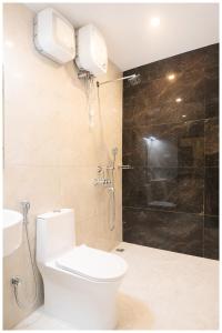 ein Badezimmer mit Toilette und Duschkabine in der Unterkunft Hotel S-Swastik Residency Near Jagannath Temple and Sea Beach - Fully Air Conditioning Rooms - Free Wifi and Room Service - Best Premium Hotel In Puri in Puri