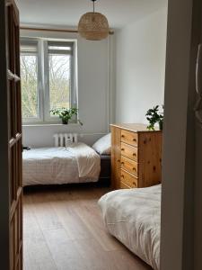 En eller flere senge i et værelse på Lakes & Castles Apartment