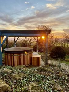 einen Whirlpool unter einem Pavillon im Garten in der Unterkunft La Villa Mellifera in Cernay-lès-Reims