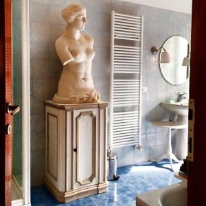 una estatua de un hombre en un pedestal en un baño en Ay Home B&B, en Bolonia