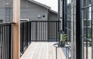 En balkon eller terrasse på Cozy Apartment In Sysslebäck With Sauna