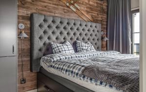 En eller flere senge i et værelse på Cozy Apartment In Sysslebäck With Sauna