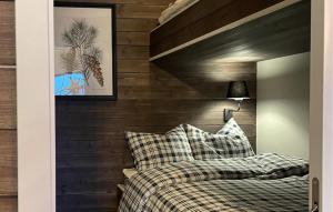 En eller flere senge i et værelse på Cozy Apartment In Sysslebäck With Sauna