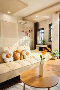 een woonkamer met een bank met teddyberen erop bij Uni Homestay 2 in Hai Phong