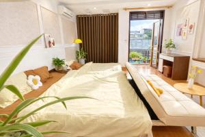 een woonkamer met een groot bed en een tafel bij Uni Homestay 2 in Hai Phong +28 foto's