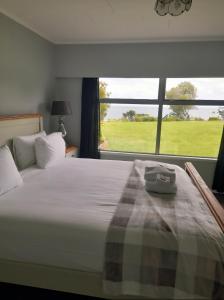 Giường trong phòng chung tại King of the Hill