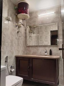 Phòng tắm tại Kamal Residency by Memory Stays