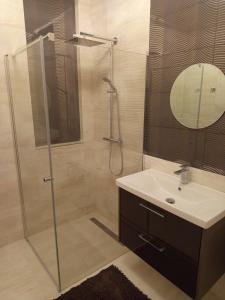 Et badeværelse på President Apartmanház + 31 billeder