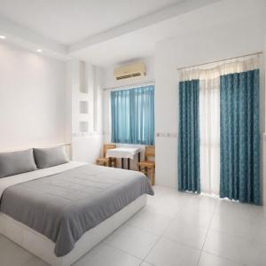 a bedroom with a bed and a table in it at CKC Motel - Near Can Tho City Center in Can Tho