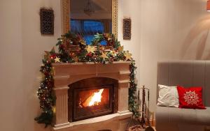 比亚韦斯托克布兰尼基酒店的客厅设有壁炉,拥有圣诞装饰