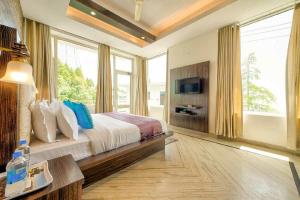 Giường trong phòng chung tại Kamal Residency by Memory Stays