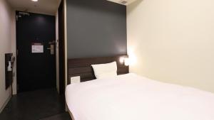 Postel nebo postele na pokoji v ubytování Dormy Inn Sendai Annex + 100 fotografií