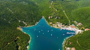 een luchtzicht op een meer met boten erin bij Apartments Perci in Krnica