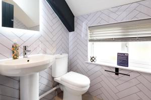 Et badeværelse på Hannafore Cottage 2 bedroom with Hot Tub + 23 billeder