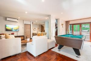 un soggiorno con un tavolo da biliardo di Bangkok Cozy Garden Pool Villa Sukhumvit a Amphoe Phra Khanong