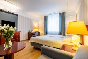 ein Hotelzimmer mit einem Bett und einem Tisch in der Unterkunft Hotel Windsor w Jachrance in Jachranka + 142 Fotos