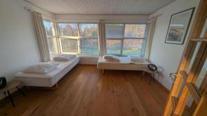 un soggiorno con un divano e due finestre di Villa Henneby a Henne