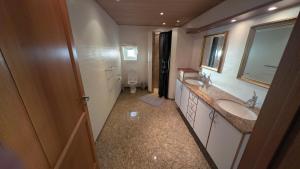 un bagno con due lavandini e un WC di Villa Henneby a Henne Altre 4 foto