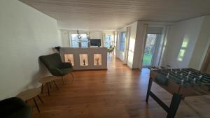 un soggiorno con sedie e un tavolo con candele di Villa Henneby a Henne