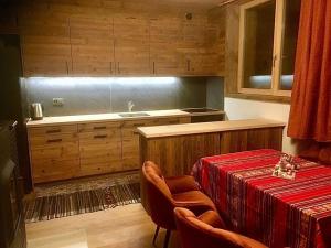 una cucina con un tavolo, un lavello e un bancone di Vieux Zinal a Zinal