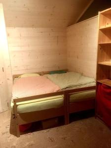 una piccola camera con due letti di Vieux Zinal a Zinal