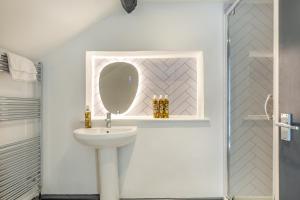 Et badeværelse på Lanreath Cottage 3 bedroom with Hot Tub + 35 billeder