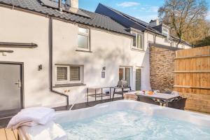 Swimmingpoolen hos eller tæt på Lanreath Cottage 3 bedroom with Hot Tub