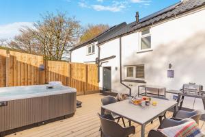 En terrasse eller udendørsområde på Lanreath Cottage 3 bedroom with Hot Tub