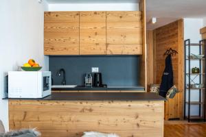 een keuken met een aanrecht met een magnetron bij HelloCHALET TrackSide House - Ski-In Ski-Out Apartment on the Cretaz Slopes in Breuil-Cervinia