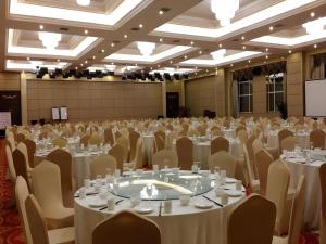 une grande salle de banquet avec tables et chaises dans l'établissement Inzone Garland Hotel Taian, à Huangqian