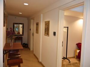 Zimmer mit Flur mit Tisch und Flur in der Unterkunft Rzymskie wakacje in Oppeln