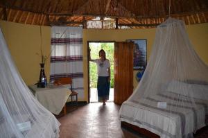 TurmiBusca Lodge的一个女人从一间有门的房间里走出来。