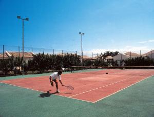 Tenis alebo squash v ubytovaní Bungalows Campo Golf alebo jeho okolí