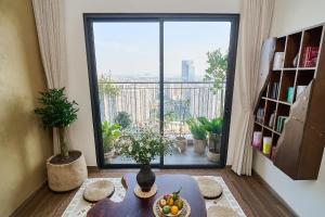 En balkon eller terrasse på The inner Home Apartment Hanoi