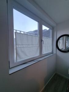 ein Fenster in einem Zimmer mit Blick auf einen Balkon in der Unterkunft M&M apartments in Monclassico