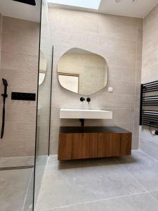 Maison Massilia Duclaux في مارسيليا: حمام مزود بحوض ومِرآة +3 صور