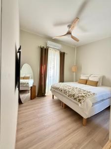 Maison Massilia Duclaux في مارسيليا: غرفة نوم بها سرير ومروحة سقف