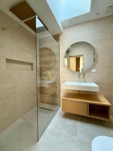 Maison Massilia Duclaux في مارسيليا: حمام مزود بحوض ومِرآة