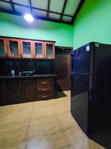 Η κουζίνα ή μικρή κουζίνα στο Oni Omi Vlla Hikkaduwa +17 φωτογραφίες