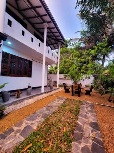 Κήπος έξω από το Oni Omi Vlla Hikkaduwa